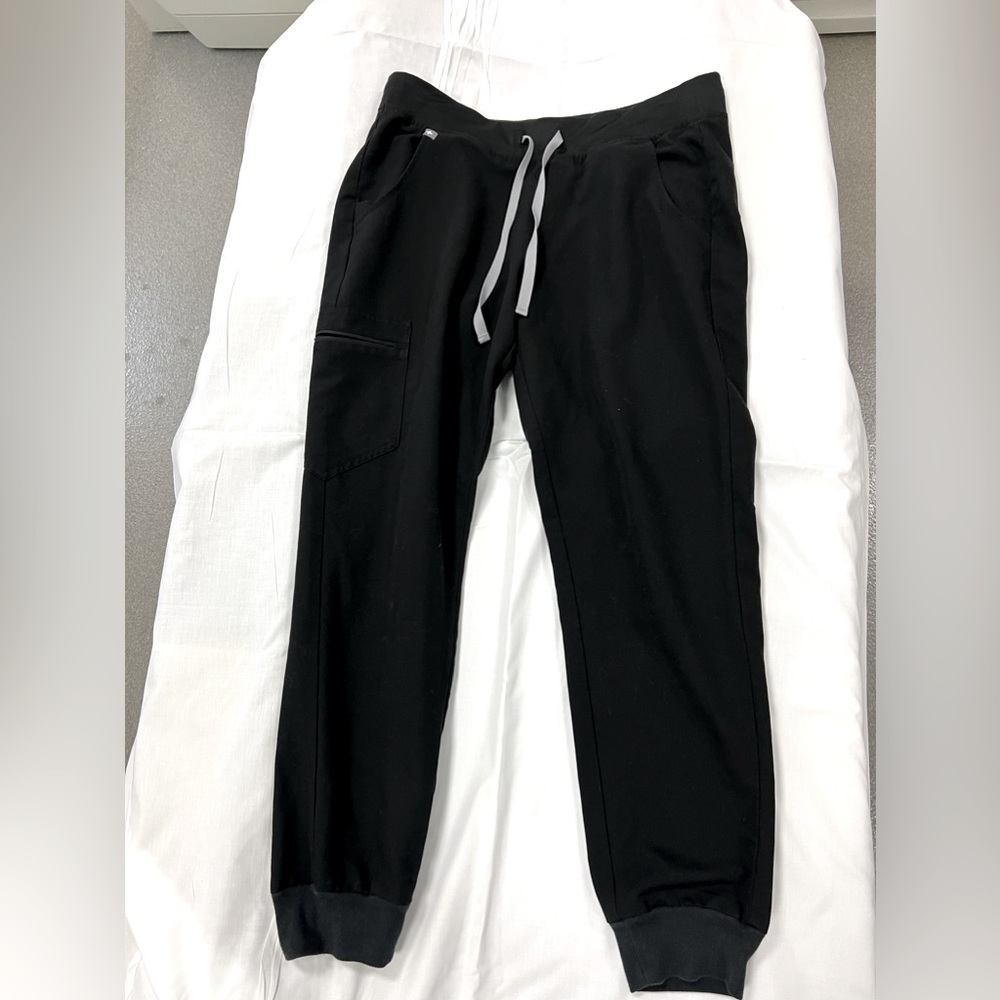 Worn a couple times, still in excellent condition. Figs medium regular. So comfy
